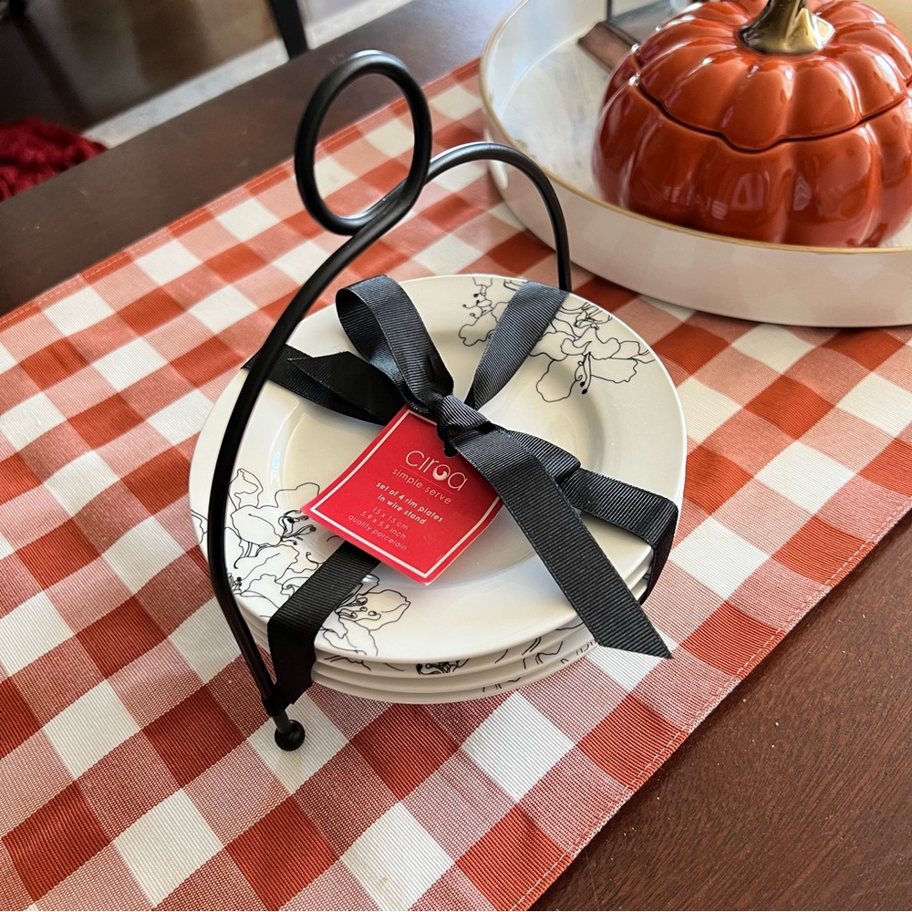 Set of 4 Plates with Wire Stand